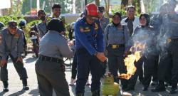 Satpol PP dan Damkarmat Makassar Latih Satlinmas Tangani Kebakaran Tabung Gas