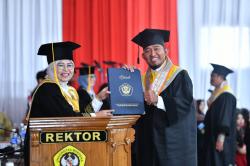 Raih Gelar Doktor Dengan Nilai Cumlaude, Ini Harapan Cak Fauzi Pada Generasi Muda Di Jatim