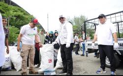 Peringati Hari Kebersihan Dunia, PJ Gubernur Aceh dan PLH Sekda Aceh Pilah Sampah di Stadion