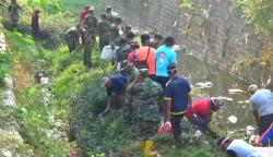 Pendangkalan, TNI Bareng Warga Bersihkan Sampah Sungai di Tengah Kota Ponorogo