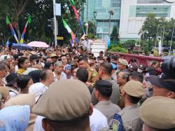 Pedagang Pusat Pasar Medan Demo, Bobby Nasution Nonaktifkan Dirut PUD Pasar 