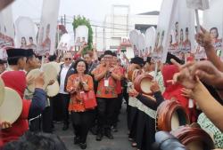 Tabuhan Rebana Iringi Langkah Agustin-Iswar Menuju Penetapan Nomor Urut di KPU Kota Semarang