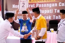 Isyarat Victory Simbol Angka 2 Didapat Pasangan Victor - Jhon di Pilkada Tana Toraja 2024