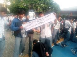 Tak Terima Guru Cabul Raih Penghargaan, Ratusan Siswa SMKN 5 Tangsel Geruduk Sekolah  Gelar Demo