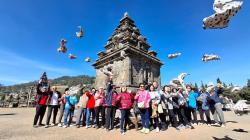 Reuni Alumni SAA Yayasan Pharmasi Semarang: Kebersamaan di Tengah Dinginnya Dieng