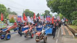 Bawa Traktor, Ratusan Petani Manyingsal Subang Demo ke Kantor BPN, Ini Tuntutannya