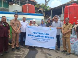 PT PLN Indonesia Power UBP Banten 1 Suralaya Salurkan Bantuan Air Bersih di Kelurahan Lebakgede