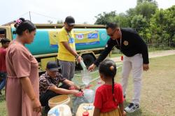 Atasi Kekeringan di Desa Sukamukti Cikarang, Yili Indonesia Dairy Salurkan Bantuan 80.000 Liter Air