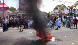 Demo Pendukung Lora Gopong di KPU Lumajang Ricuh, Massa Aksi Terlibat Saling Dorong dan Bakar Ban