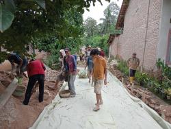 Pembangunan Jalan Rabat Beton di Pekon Sriwungu