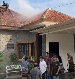 Rumah Kepala Dinas Pariwisata Jember Terbakar, Diduga Akibat Korsleting Listrik