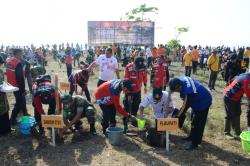 TNI Tanam 1.500 Pohon dan Bersih Pantai Teluk Penyu Cilacap