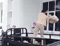 Viral Video Aksi Protes Warga Buang Sampah ke Kantor Pemda Kuningan