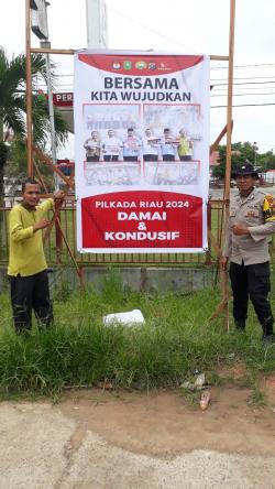 Polres Dumai Lakukan Pemasangan Baleho Bertuliskan Bersama Kita Wujudkan Pilkada Riau 2024 Damai