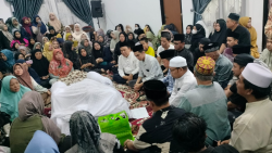 Al Haris Melayat ke Rumah Duka Rektor UIN Alm Prof Asad Isma