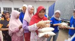 Ratusan Emak - emak Antre Untuk Dapat Beras dan Telur Gratis