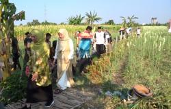 Bertemu Petani Bunga Sedap Malam di Pasuruan, Khofifah Dapat Keluhan Soal Pupuk