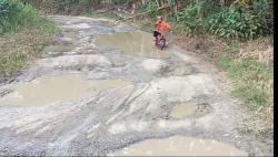 Jalan Rusak di Pesawaran Kian Parah, Warga Desak Perbaikan Segera