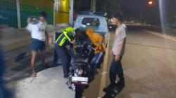 Diduga Balap Liar, Tiga Remaja Tabrak Mobil di Simpang Empat Situbondo