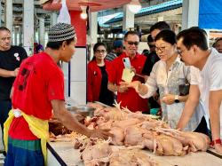 Blusukan di Pasar Sentral Poso, Cawagub Sulteng Agusto Dapat Keluhan dari Pedagang