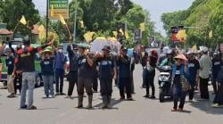 Bawa dan Bakar Keranda, Ratusan Petani Cipunagara Kembali Berunjuk Rasa ke Kantor ATR/BPN Subang