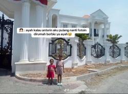 Viral! Ayah Ajak 2 Puterinya Foto di Depan Rumah Orang Kaya, Kisahnya Bikin Haru