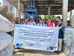 Pertamina Patra Niaga Serahkan Bantuan Mesin Press Sampah dan APD kepada Bank Sampah