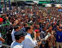 Ribuan Warga TTU Padati Jalanan dan Lapangan Oemanu untuk Hantar Kepergian Presiden Jokowi