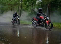 Cara Aman Berkendara saat Hujan Hujan Deras, Bikers Wajib Perhatikan Ini!