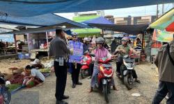 Lantas Polres Pelalawan Sampaikan Pesan Kamtibmas dan Cooling System  di Pasar