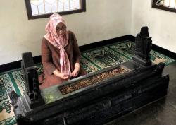 Calon Wakil Bupati Banyumas Ziarah ke Makam Bupati Pertama Joko Kahiman