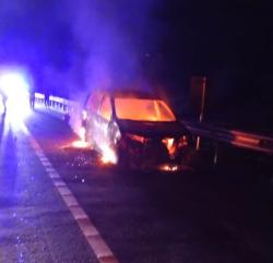 Diduga Korsleting Listrik, Minibus Terbakar Hebat di Tol Cipularang