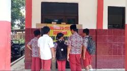 Aksi Heroik Alumni SD Senangsari: Bongkar Segel Kelas yang Bikin Murid Terpaksa Belajar di Luar