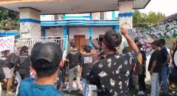 Demo Ratusan Warga Munggur Karanganyar Lawan Dugaan Pungli Berakhir Ricuh, Pagar Balai Desa Roboh