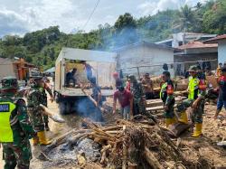 TNI Bantu Warga Bersihkan Material Bencana Banjir Bandang di Aceh Tengah