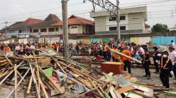 KAI Daop 6 Tertibkan 75 Bangunan di Tepi Bong Suwung