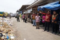 Tumpukan Sampah di Pasar Dampit: Plt Bupati Malang Lakukan Sidak untuk Temukan Solusi