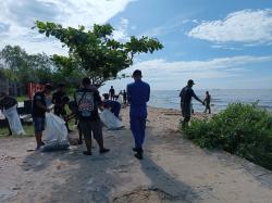 Peringati HUT TNI ke-79, Koramil 1014-08/Jelai Bersih-bersih Pantai Jelai