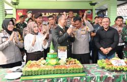 Kejutan HUT TNI ke-79 di Markas Kodim Sukoharjo, Polisi Datang Bawa Tumpeng