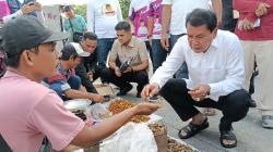 Maesyal Rasyid Rangkul Pedagang Pasar Bukit Gading Seraya Dengarkan Langsung Keluhan   