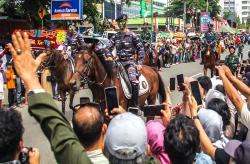 Potret Antusias Warga Palembang Saksikan Defile HUT TNI Ke-79 Kodam II Sriwijaya