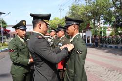 Dandim 0807 Tulungagung Beri Penghargaan Kepada Prajurit di Peringatan HUT ke-79 TNI