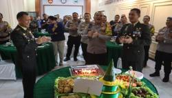 HUT TNI Ke-79, Kapolres Sragen Beri Kejutan Kue dan Tumpeng Untuk Kodim 0725 Sragen