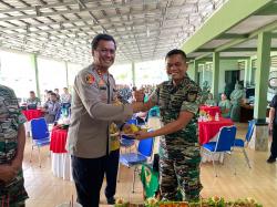 Hadiri Syukuran HUT TNI ke-79 di Makodim, Kapolres Way Kanan berikan Tumpeng dan Kue 