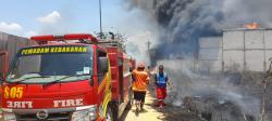 Kebakaran Melanda Perusahaan Daur Ulang Plastik di Gresik, Api Muncul dari  Lahan Kosong