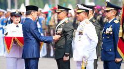 Yonif 501/18/2 Kostrad Menerima Samkarya Nugraha dari Presiden RI