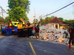 Truk Dihantam Kereta Api Argo Bromo Anggrek, di Perlintasan KA Bojonegoro