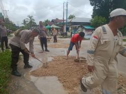 Kapolsek Dumai Timur Pimpin Langsung Kegiatan Gotong Royong Perbaiki Akses Jalan Utama Warga