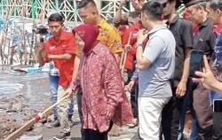 Tri Rismaharini Bersih-Bersih Pantai Duta, Janji Bantu Nelayan Probolinggo