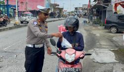 Bagikan Nasi ke Pengguna Jalan, Satlantas Polres Rohul Sekaligus Sosialisasi Pilkada Damai